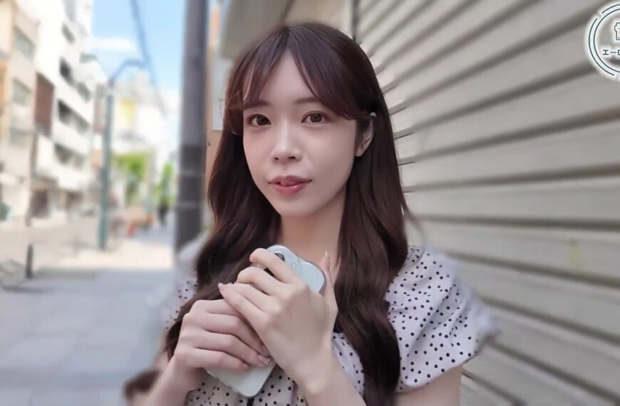 Cô sinh viên Yui nóng bỏng, mặt siêu dễ thương tính cách vui vẻ, thân hình bốc lửa, dẫn chương trình mà lồn cứ ướt nhẹp chờ cặc to nện